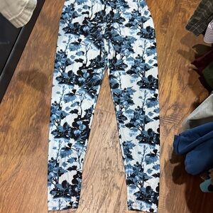 Infinity Raine Floral Blue and White Leggings